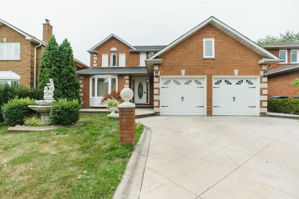 Beautiful Home 4 Bed, 3 Bath, Garage, Backyard! Місісаґа Екстер'єр фото