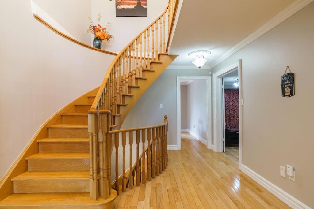 Beautiful Home 4 Bed, 3 Bath, Garage, Backyard! Місісаґа Екстер'єр фото