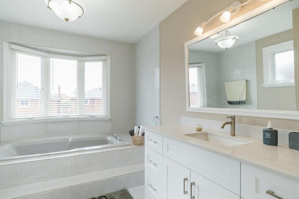 Beautiful Home 4 Bed, 3 Bath, Garage, Backyard! Місісаґа Екстер'єр фото